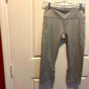 Reebok women’s grey workout pants with pockets, Size Small/Petite. Pre-0wned.